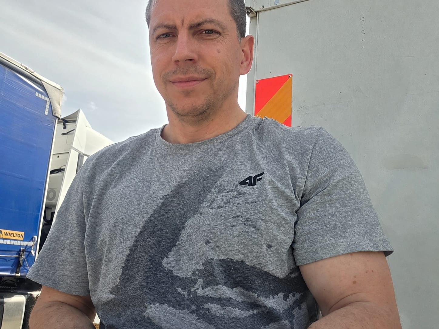 Sławomir Worosilak przy naczepie — portret
