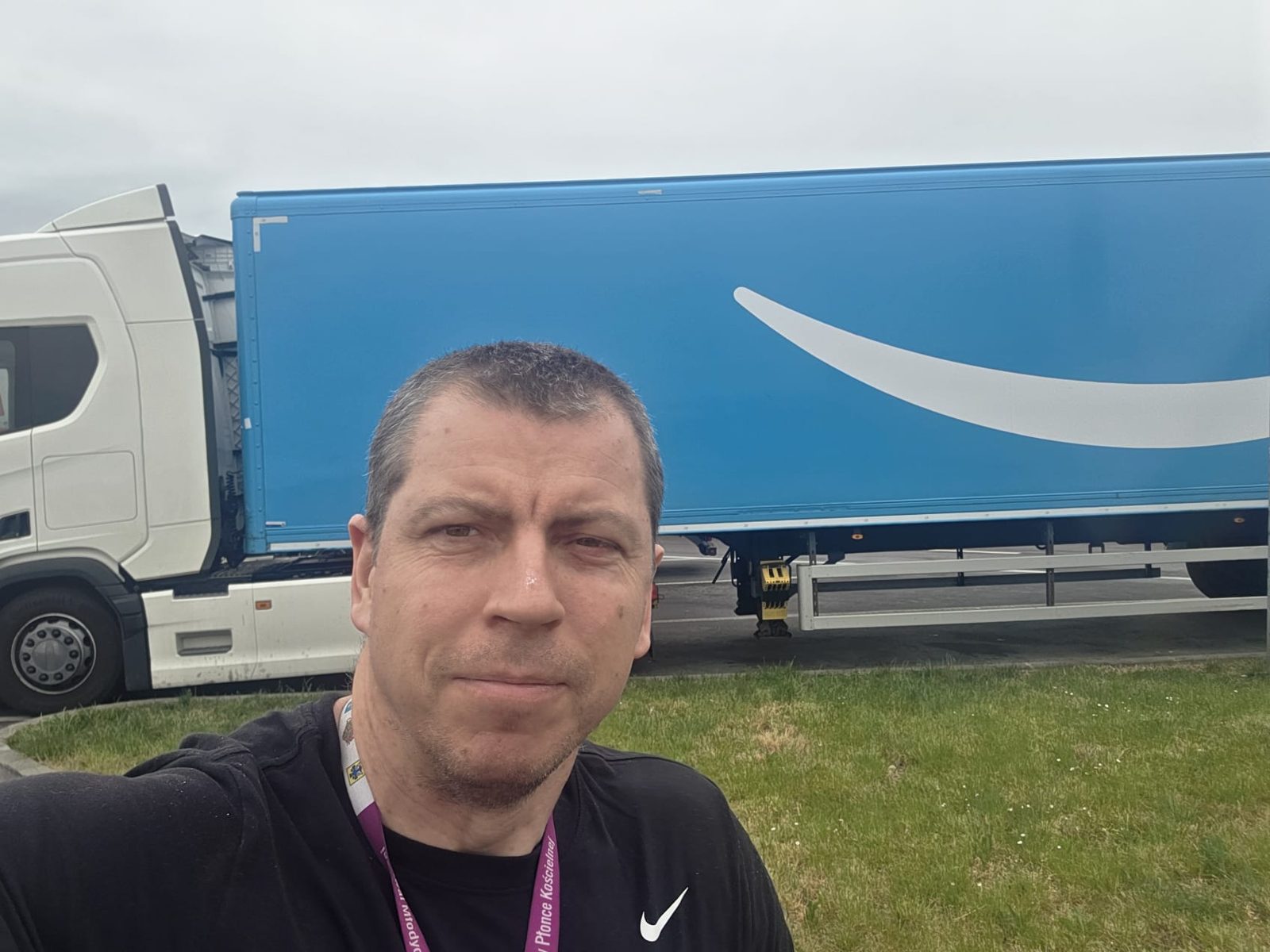 Sławomir Worosilak — twórca AMZPro, przy naczepie Amazon na trasie