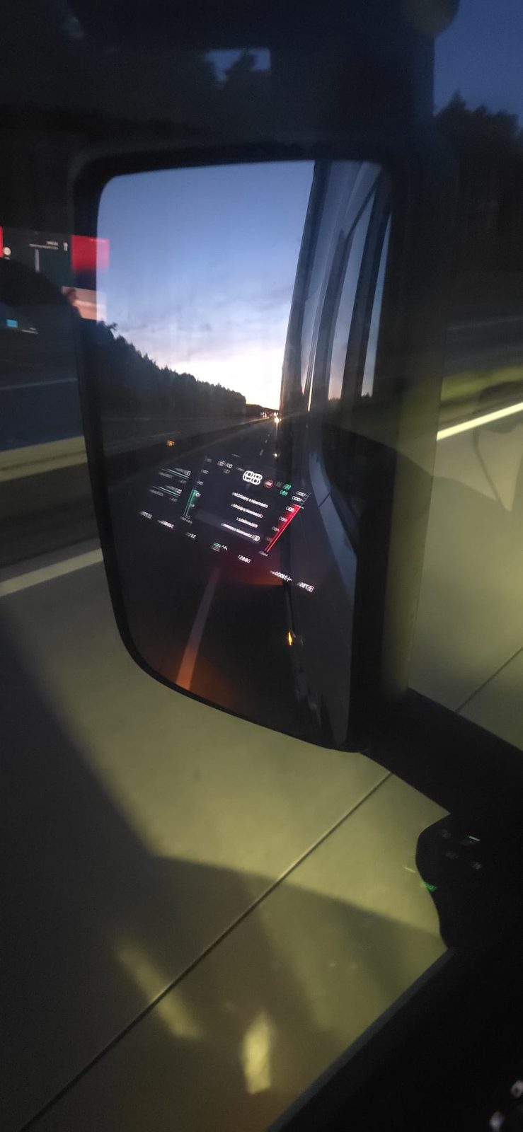 Lusterko ciężarówki o świcie na autostradzie