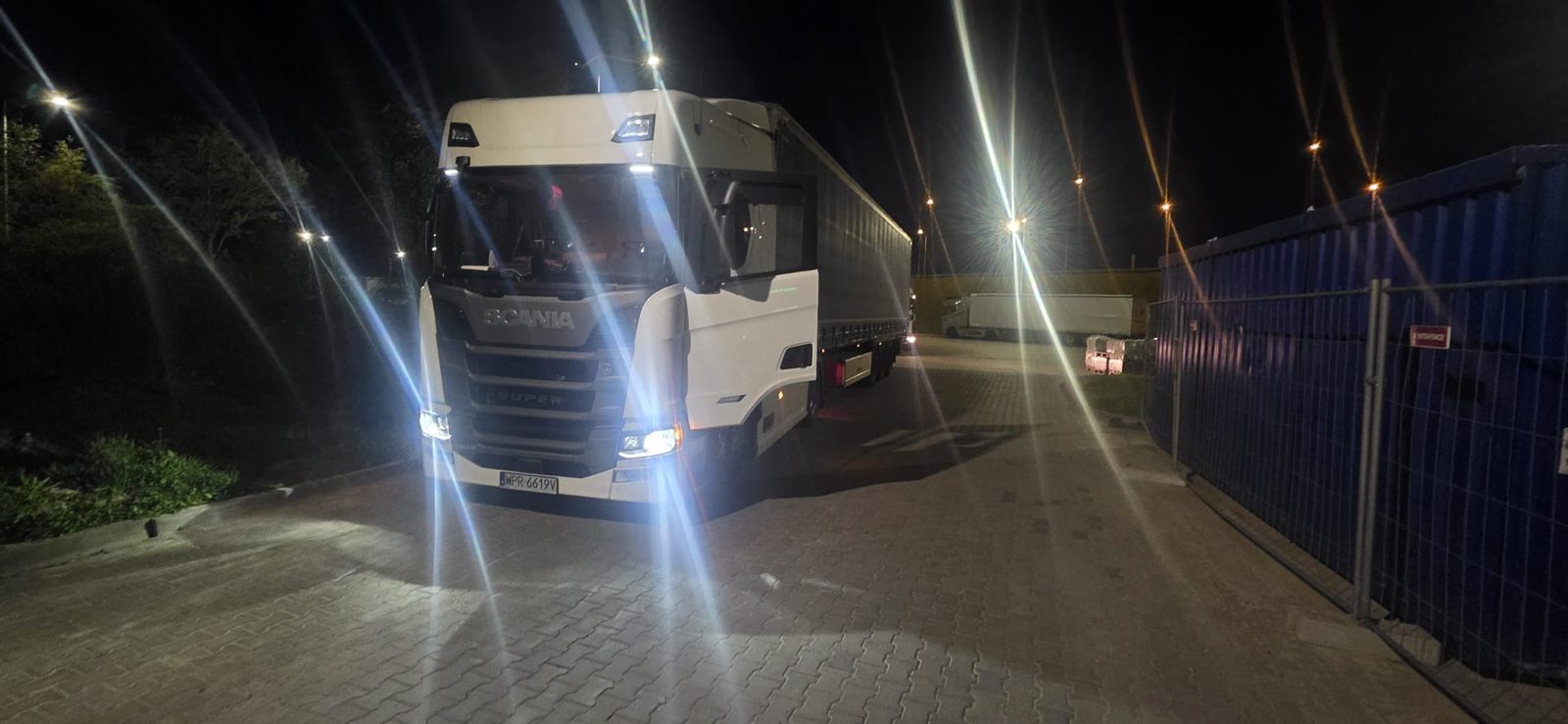 Scania z naczepą nocą na bazie — z trasy autora AMZPro