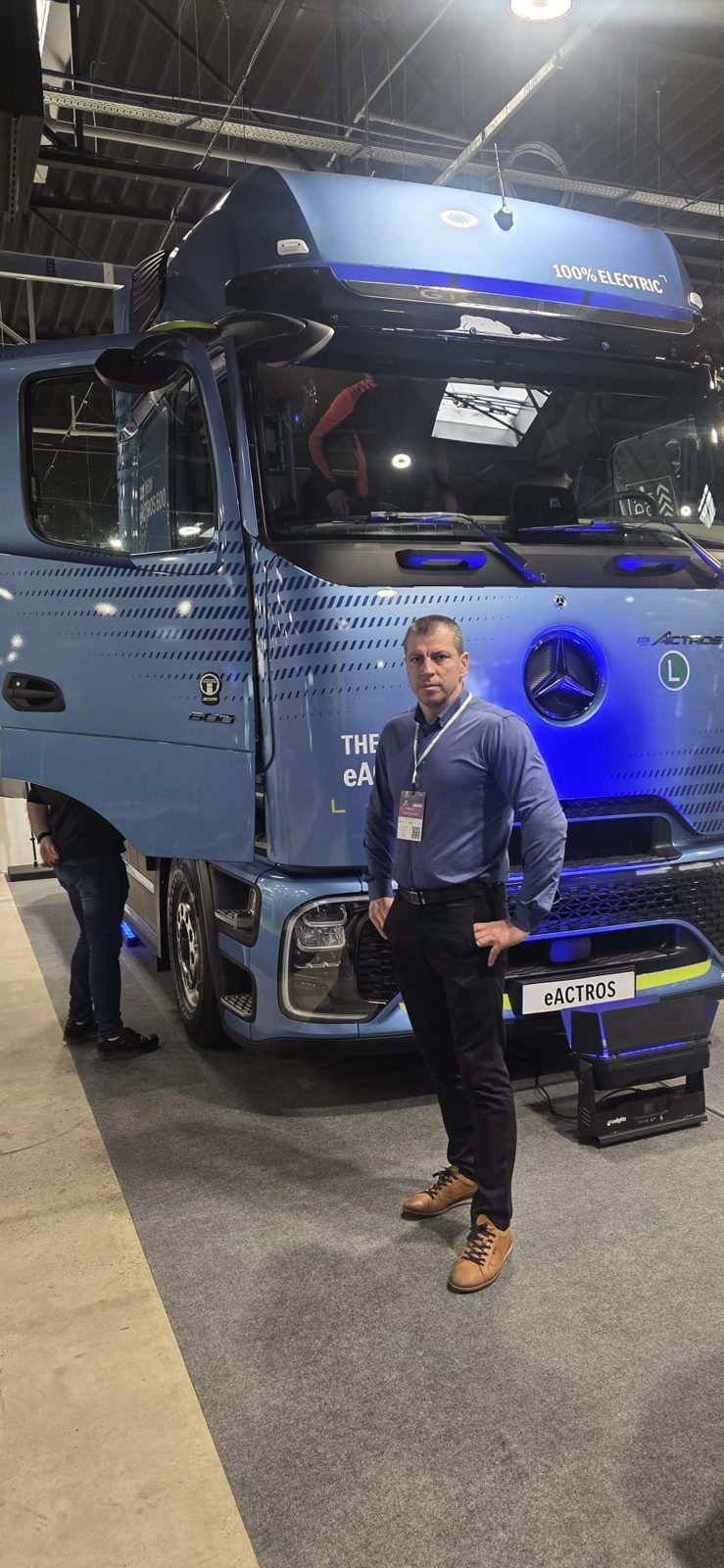 Autor AMZPro przy elektrycznym Mercedesie eActros na targach